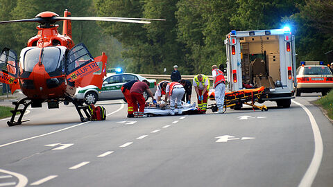 Rettungskräfte bei Verkehrsunfall