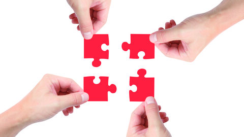 Hände mit Puzzelteilen Hände mit Puzzelteilen