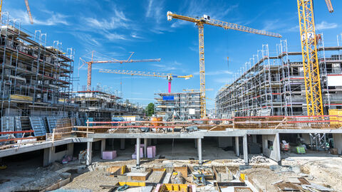 Bagger und Kräne auf einer Groß-Baustelle. Bagger und Kräne auf einer Groß-Baustelle.