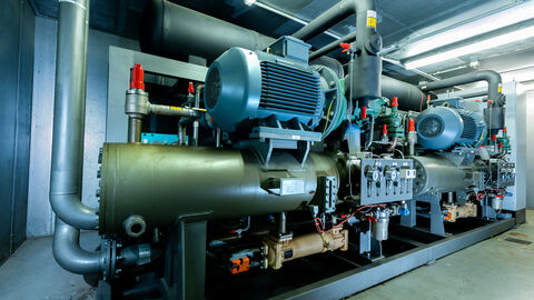 Eine große Anlage steht in einer Halle.