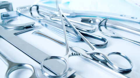 Sauberes OP-Besteck liegt auf einem Tisch. Sauberes OP-Besteck liegt auf einem Tisch.