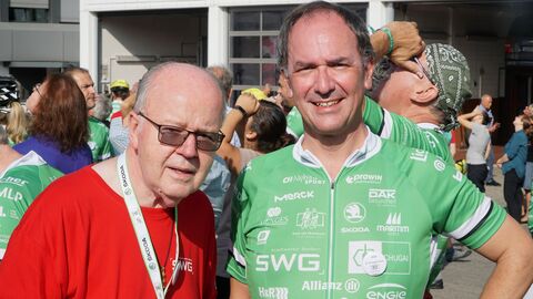 Gerhard Becker zusammen mit Regierungspräsident Dr. Christoph Ullrich vor dem Prolog zur Tour der Hoffnung 2018