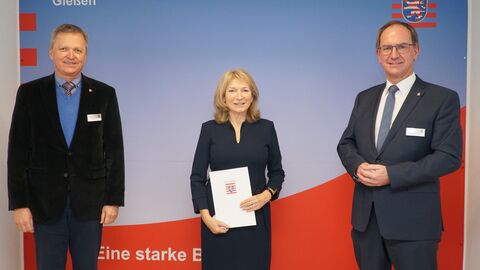Regierungspräsident Dr. Christoph Ullrich (r.) und Regierungsvizepräsident Martin Rößler gratulierten Carmen Failing zum Dienstjubiläum