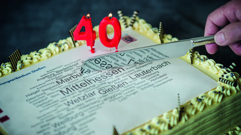 Die Torte zum 40ten Jubiläum wird angeschnitten