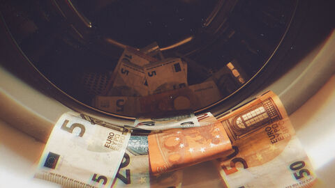 Geldscheine liegen in einer Waschmaschine. Geldscheine liegen in einer Waschmaschine.