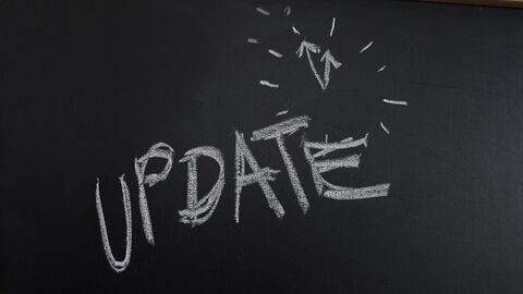 Auf einer Tafel steht das Wort "Update". Auf einer Tafel steht das Wort "Update".