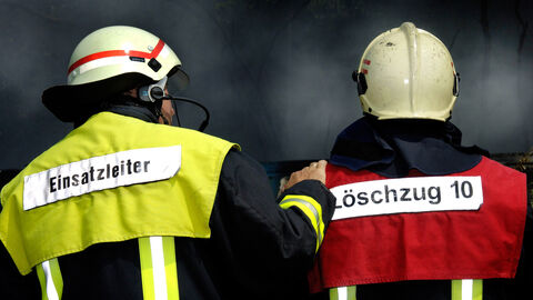 Zwei Feuerwehrmitarbeiter nach erfolgreicher Arbeit. Zwei Feuerwehrmitarbeiter nach erfolgreicher Arbeit.