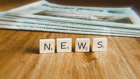 Scrabble-Steine bilden das Wort "News". Scrabble-Steine bilden das Wort "News".