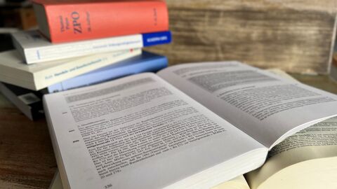 Gesetzestexte und -Bücher liegen übereinander. Gesetzestexte und -Bücher liegen übereinander.