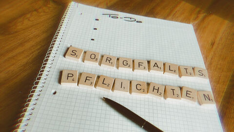 Scrabble-Steine bilden das Wort "Sorgfaltspflichten" und liegen auf einer To-Do-Liste. Scrabble-Steine bilden das Wort "Sorgfaltspflichten" und liegen auf einer To-Do-Liste.