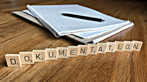 Scrabble-Steine bilden das Wort "Dokumentation". Scrabble-Steine bilden das Wort "Dokumentation".