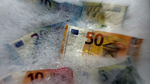 Geldscheine schwimmen in Schaum.