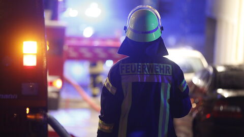 Ein Feuerwehrmann während eines Einsatzes.