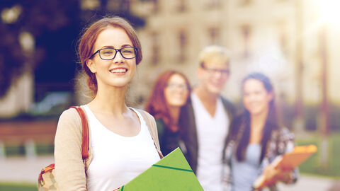 Junge Studierende lächeln in die Kamera.