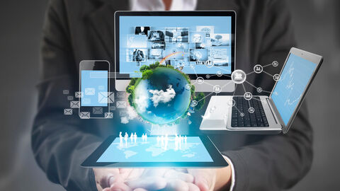 Technologie und virtuelle Symbole sowie Daten schweben über den Händen einer Person.