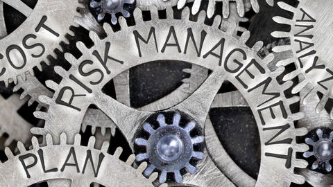 Zahnräder mit der Aufschrift "Risikomanagement" greifen ineinander. Zahnräder mit der Aufschrift "Risikomanagement" greifen ineinander.