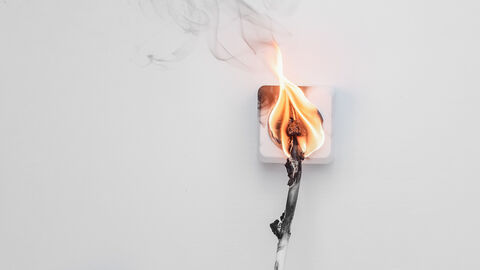 Eine Steckdose brennt.