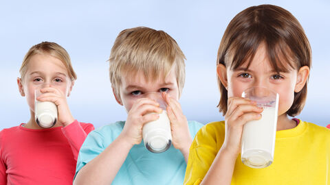 Kinder trinken Milch