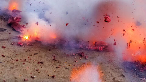 Chinesische Feuerwerkskörper explodieren. Chinesische Feuerwerkskörper explodieren.