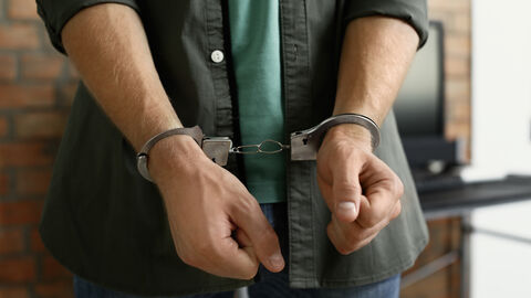 Person mit Handschellen