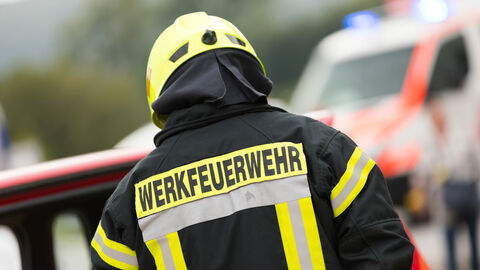 Ein Mitarbeiter der Werksfeuerwehr.