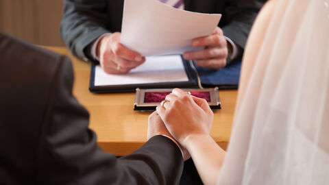 Ein Ehepaar gibt sich das Ja-Wort.