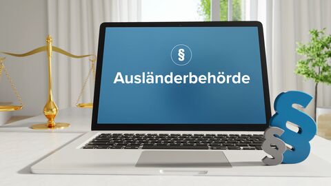 Auf einem Monitor steht das Wort "Ausländerbehörde" geschrieben. Daneben eine Waage und Paragraphen. Auf einem Monitor steht das Wort "Ausländerbehörde" geschrieben. Daneben eine Waage und Paragraphen.