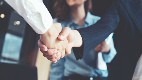 Mitarbeiter geben sich die Hand. Mitarbeiter geben sich die Hand.