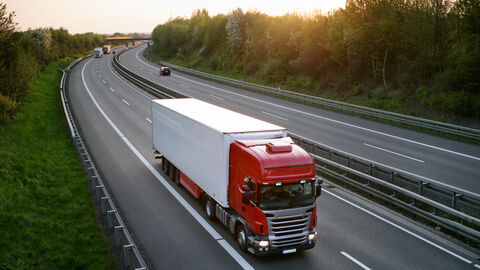 Ein LKW fährt auf einer Autobahn. Ein LKW fährt auf einer Autobahn.