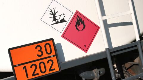 Gefahrgutzeichen auf einem Transporter Gefahrgutzeichen auf einem Transporter