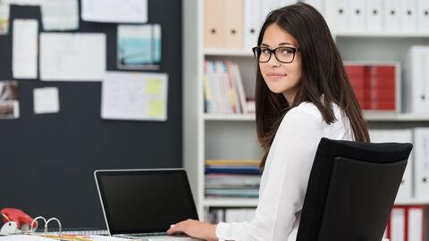 Eine Praktikantin oder Auszubildende arbeitet am Notebook. Eine Praktikantin oder Auszubildende arbeitet am Notebook.