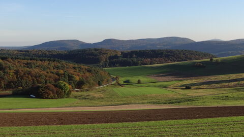 Landwirtschaftlich genutzte Flächen und Wälder im Hintergrund. Landwirtschaftlich genutzte Flächen und Wälder im Hintergrund.