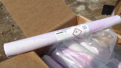 In einem Karton verpackte Sprengstoffe.