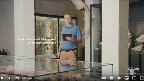 Ein Elektroniker steht im Museum Wiesbaden