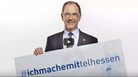 Regierungspräsident Dr Christoph Ullrich mit einem Schild mit der Aufschrift #ichmachemittelhessen Regierungspräsident Dr Christoph Ullrich mit einem Schild mit der Aufschrift #ichmachemittelhessen