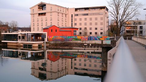 Das Lahnfenster mit der Lahn im Vordergrund und der Klinkel'schen Mühle im Hintergrund