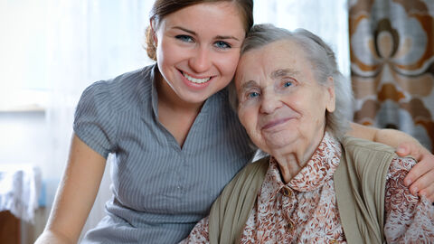 Ältere Dame mit Ihrer Pflegerin