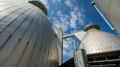 Zwei Faultürme einer Kläranlage.