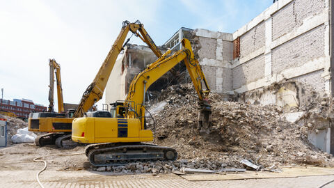 Nach Abriss eines Geschäftshauses wird der Bauschutt mit Baggern sortiert.