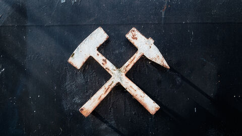 Wappen mit Schlägel und Eisen