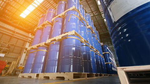 Blaue Chemikalientanks in einem Lager.