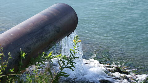 Abwasser fließt aus einem Rohr.