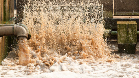 Abwasser sprudelt aus Rohren. Abwasser sprudelt aus Rohren.