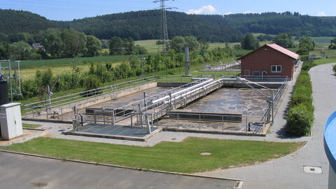 Ein Belebungsbecken einer Kläranlage.