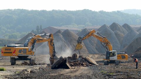 Baggerarbeiten auf einem großen Gelände.