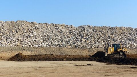 Bagger- bzw. Abbrucharbeiten auf einem großen Gelände. Bagger- bzw. Abbrucharbeiten auf einem großen Gelände.