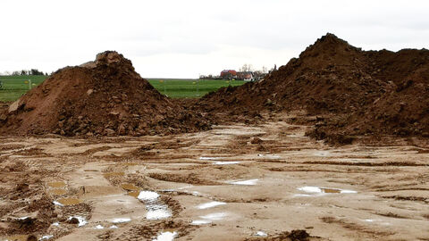Erdarbeiten auf einem großen Gelände.
