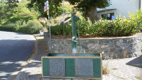 Ein Trinkwassernotbrunnen am Straßenrand