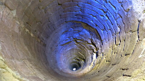 Blick in einen Brunnen