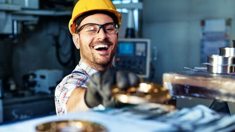 Ein Mitarbeiter in der Produktion führt eine Qualitätskontrolle durch. Ein Mitarbeiter in der Produktion führt eine Qualitätskontrolle durch.